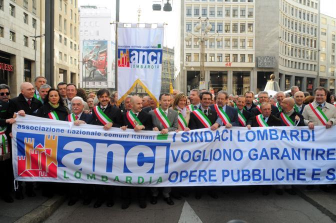 692134 PROTESTA DEI SINDACI LOMBARDI IN PIAZZA SAN BABILA